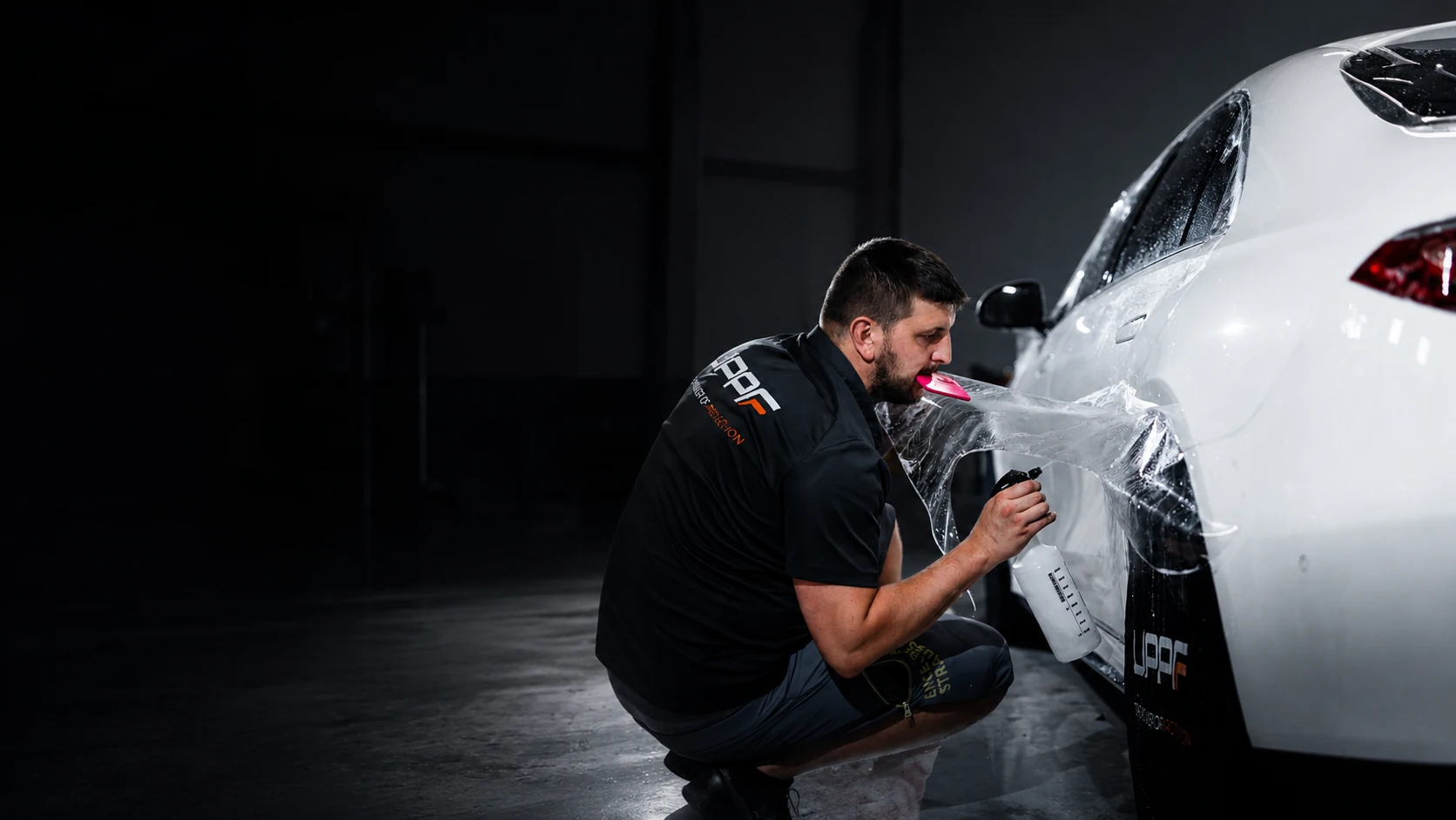 Aplikace PPF fólie na bílý vůz jako hero vizuál stránky Kontakt