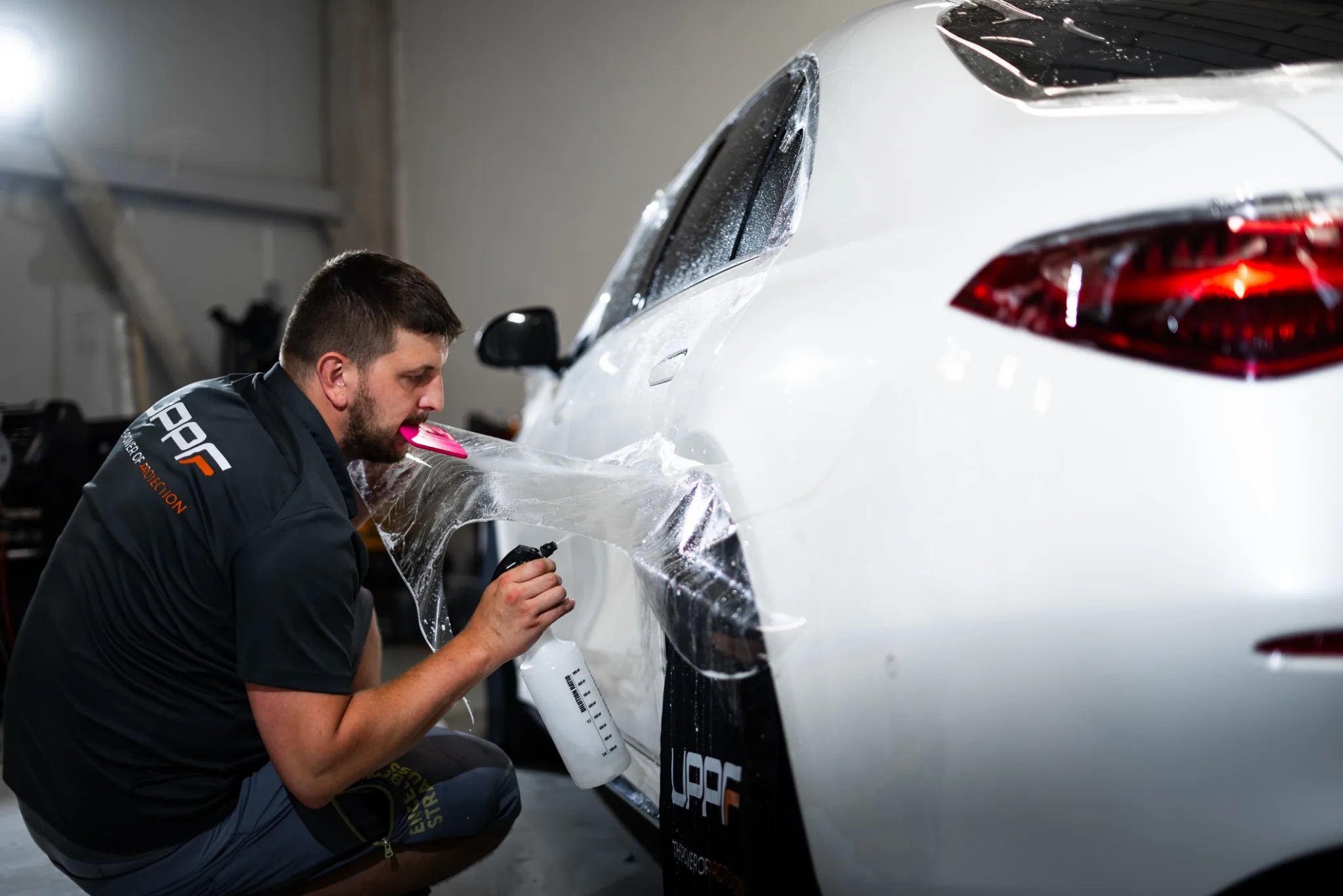 Aplikace ochranné PPF fólie na bílý vůz v dílně Paint Protect