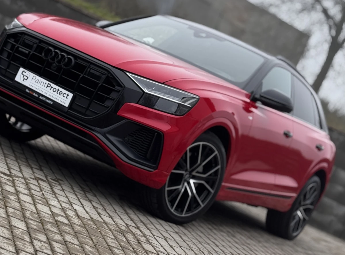 Červené Audi Q8 po kompletní změně barvy PVC wrapem ORACAL 970 Chilli Red