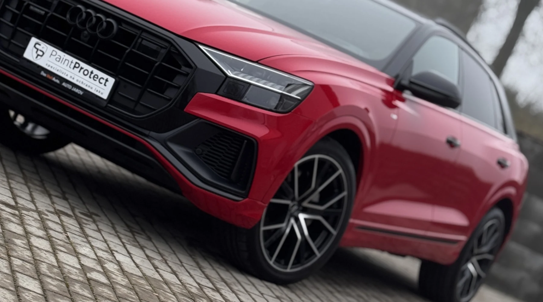 Audi Q8 po kompletní změně barvy PVC wrapem ORACAL 970 Chilli Red