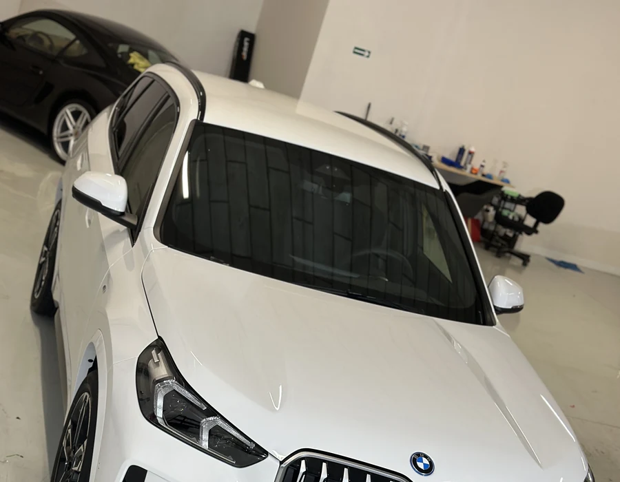 BMW iX1 po aplikaci PPF na přední část a spodní partie