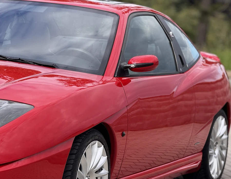 Červený Fiat Coupé po strojním leštění laku