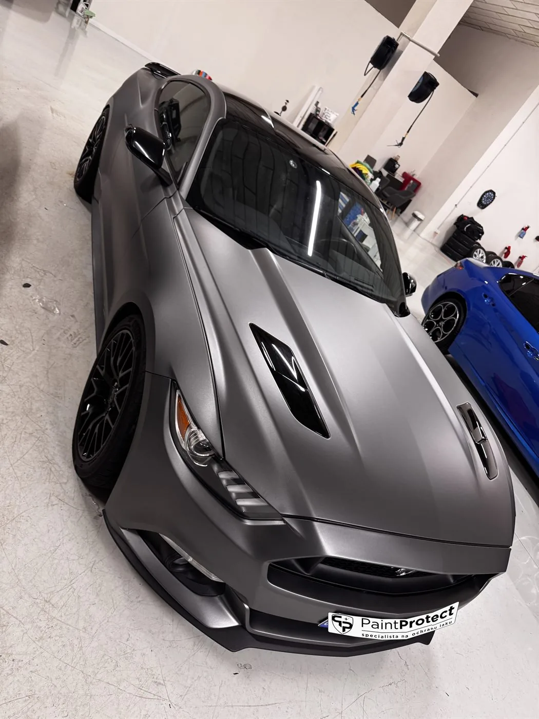 Ford Mustang po celopolepu PVC fólií ORACAL 932M Graphite Metallic