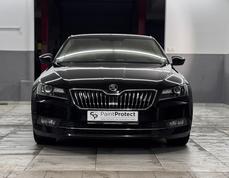 Škoda Superb III po jednokrokovém leštění a hloubkovém čištění interiéru