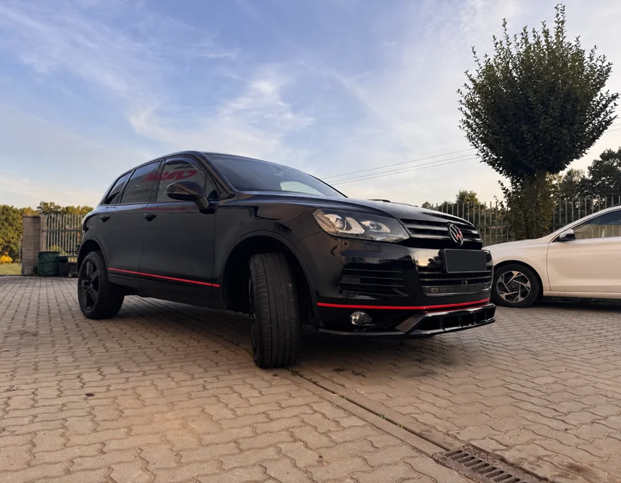Černý Volkswagen Touareg po dechromu a zatmavení světel